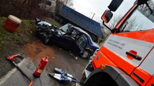 Srku s nkladnm automobilem MAN nepeil v Havov padestilet idi osobnho auta (16. bezna 2015).