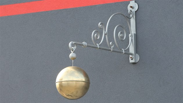 Souasn podoba znmho olomouckho domu U Zlat koule na td Mru. Historick fasda z 19. stolet nenvratn zmizela pod necitlivm zateplenm.