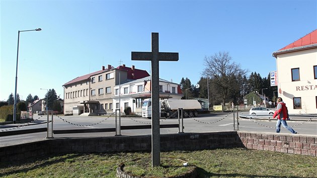 Nebezpen kiovatka ve drci nad Doubravou. Kvli jej prav by msto nechalo strhnout budovu kina a knihovny.