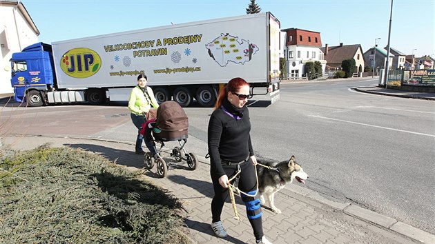 Nebezpen kiovatka ve drci nad Doubravou. Kvli jej prav by msto nechalo strhnout budovu kina a knihovny.