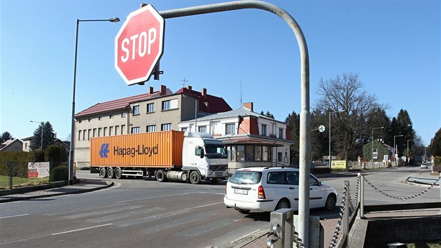 Nebezpen kiovatka ve drci nad Doubravou. Kvli jej prav by msto nechalo strhnout budovu kina a knihovny.