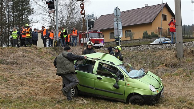 Z malého osobního vozu po srážce s vlakem na železničním přejezdu ve Dvorcích u Jihlavy mnoho nezbylo. Řidička však utrpěla jen lehké zranění.