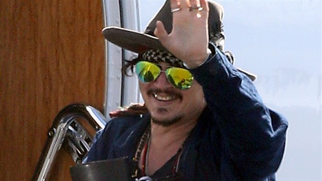 Johnny Depp odletěl z Austrálie se zavázanou rukou, ale s dobrou náladou.