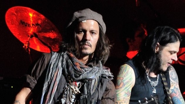 Johnny Depp vystoupil jako hostujc kytarista na koncertu Alice Coopera (2012)