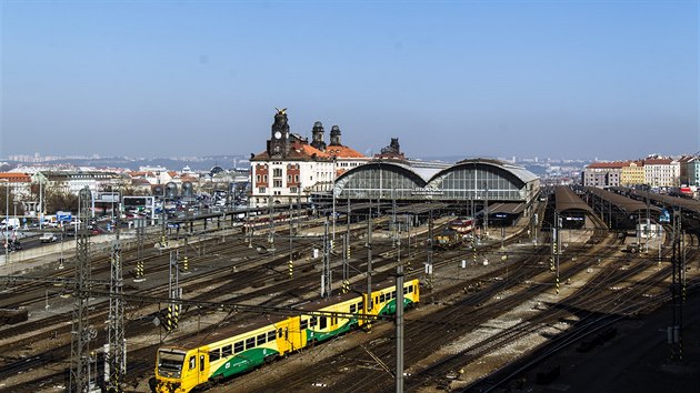 Rekonstrukce hlavního nádraží se přesunula na nástupiště. Oprava skleněného zastřešení a jeho rekonstrukce bude stát půl miliardy.