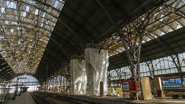Rekonstrukce hlavního nádraží se přesunula na nástupiště. Oprava skleněného zastřešení a jeho rekonstrukce bude stát půl miliardy.