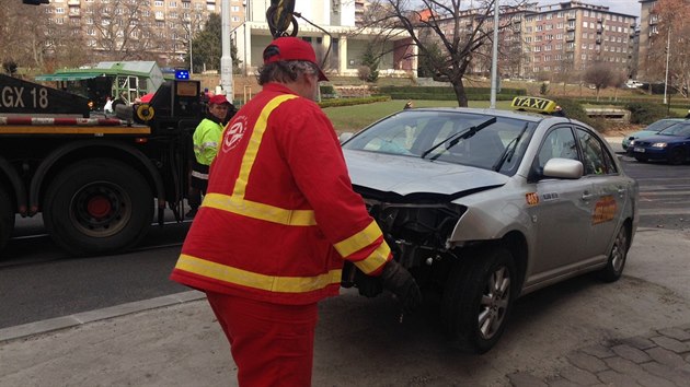 idi v aut taxi sluby naboural kousek od zastvky echovo nmst do sloupu elektrickho veden, z msta utekl.