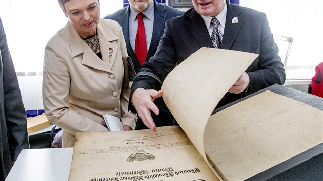 V Ruzyni byla za přítomnosti ministra Stropnického slavnostně otevřena nová budova Ústředního vojenského archivu.