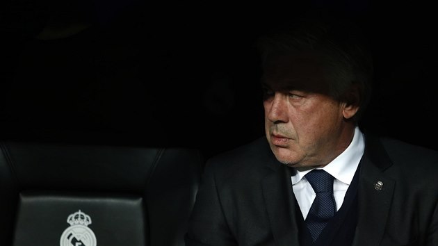 Carlo Ancelotti, trenér Realu Madrid, sleduje své svence.