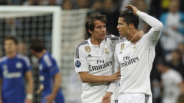Obrnce Fabio Coentrao z Realu Madrid (vlevo) gratuluje svmu spoluhri Cristianu Ronaldovi ke vstelenmu glu.