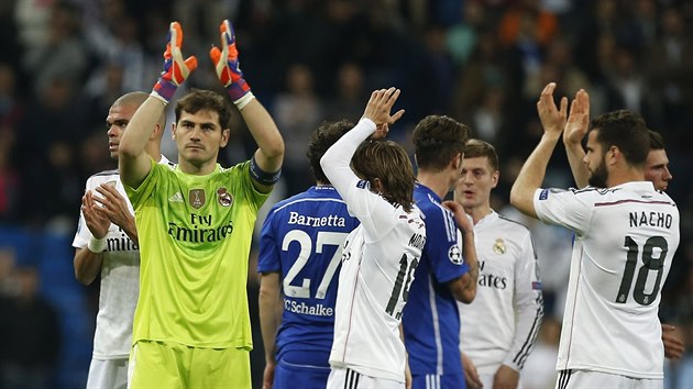 Fotbalist Realu Madrid ze stedovho kruhu tleskaj svm fanoukm.