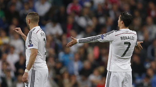 tonci Karim Benzema a Cristiano Ronaldo z Realu Madrid se vztekaj po inkasovanm glu.