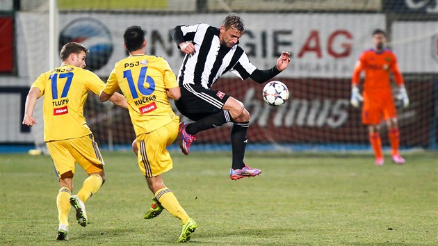 tonk Adam Varadi z eskch Budjovic se sna probt pes jihlavskou obranu.