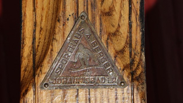 Detail výrobního štítku historických lyží, které absolvovali Májový závod