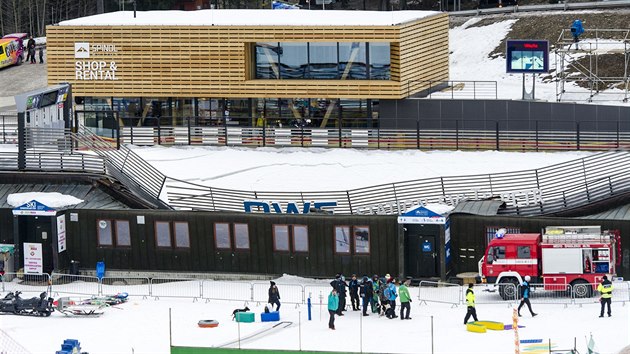 V krkonošském středisku Špindlerův Mlýn se zřítila konstrukce nástupu lyžařů na čtyřsedačkovou lanovku na Pláně. (12.3.2015).