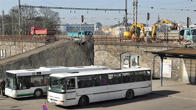 Hlavn vlakov ndra v Plzni osadily nklaky a bagry. Zaala tu dal etapa modernizace kolejit a nstupi.