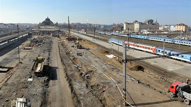 Hlavn vlakov ndra v Plzni osadily nklaky a bagry. Zaala tu dal etapa modernizace kolejit a nstupi.