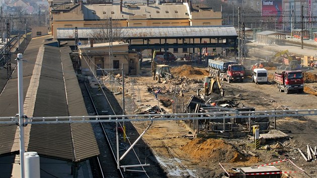 Hlavn vlakov ndra v Plzni osadily nklaky a bagry. Zaala tu dal etapa modernizace kolejit a nstupi.