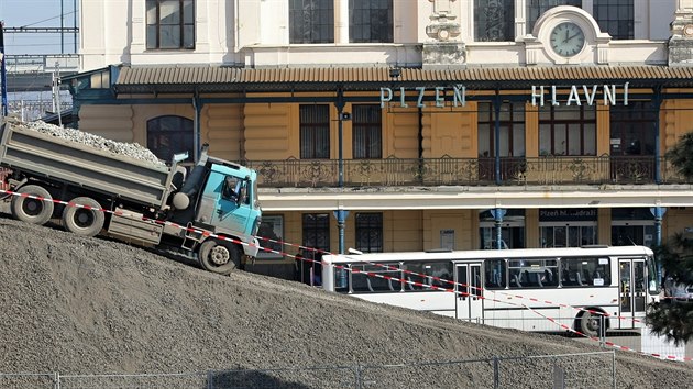 Hlavní vlakové nádraí v Plzni osadily náklaáky a bagry. Zaala tu dalí etapa...