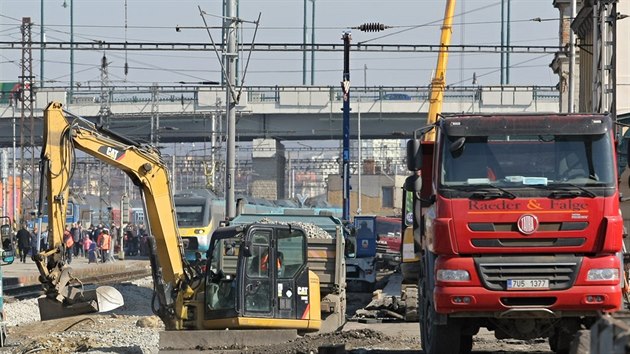 Hlavn vlakov ndra v Plzni osadily nklaky a bagry. Zaala tu dal etapa modernizace kolejit a nstupi.