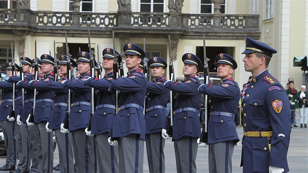 Vojáci Hradní stráe pi pehlídkovém vystoupení na Praském hrad