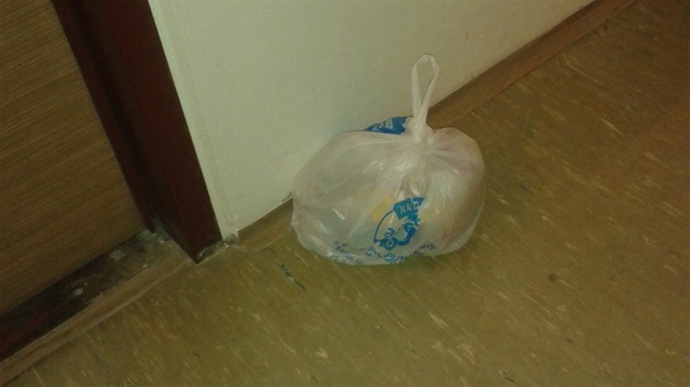 Studenti nechávají odpadky za dvemi.