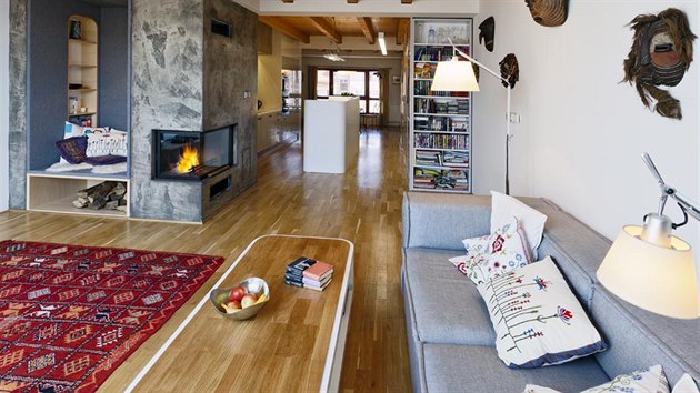 Základním materiálovým prvkem v bytě je zrenovovaná dubová parketová podlaha a dřevěné trámy nesoucí strop nad obytným patrem. Výrazná barevnost podlahy a stropu je vhodně doplněna nábytkem v neutrální šedé a bílé barvě.