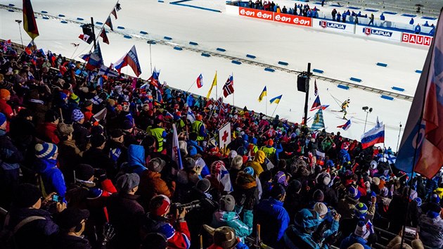 Pohled z hlavn tribuny do cle vytrvalostnho zvodu biatlonist na MS v Kontiolahti.