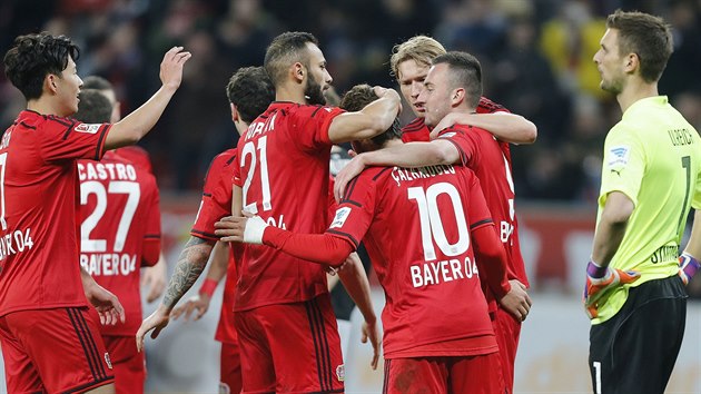 Zatmco fotbalist Leverkusenu slav jeden ze svch ty gl, brank Sven Ulreich ze Stuttgartu jen smutn pihl.