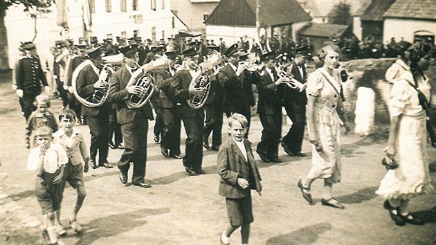 Jenišovské oslavy v roce 1933 k 50. výročí založení místního hasičského spolku.