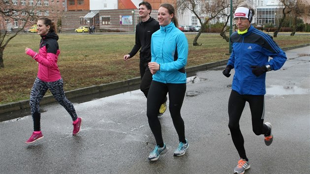 Olomouck plmaraton chtj letos poprv bet i (zleva) Nikola Samkov, je pekonala rakovinu, Miroslav marda, kter chce pekonat ptelkyni, i Anna Rainsk. Trninkov pln trojici mladch
adept vytrvaleckch bh vypracoval kou Prague International Marathon Michal Vt (vpravo).