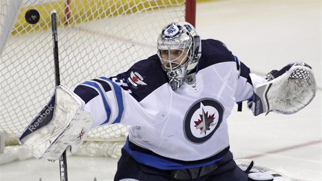 Ondej Pavelec z Winnipegu zasahuje bhem utkn se St. Louis.