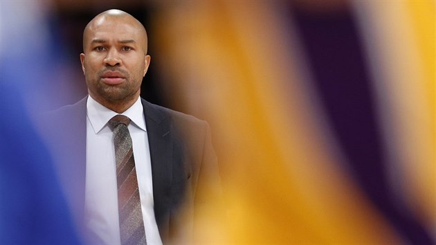 Derek Fisher sleduje hru svch NY Knicks proti LA Lakers.