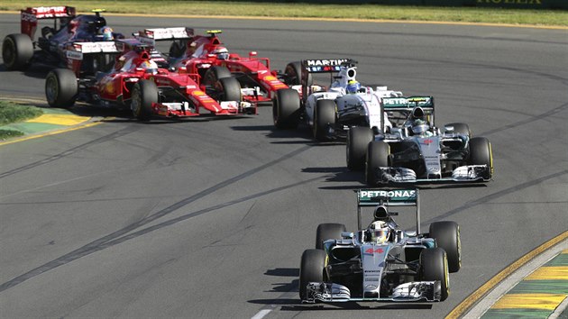 Momentka z Velk ceny Austrlie. Vvod mercedesy  Lewise Hamiltons (44) a Nika Rosberga.