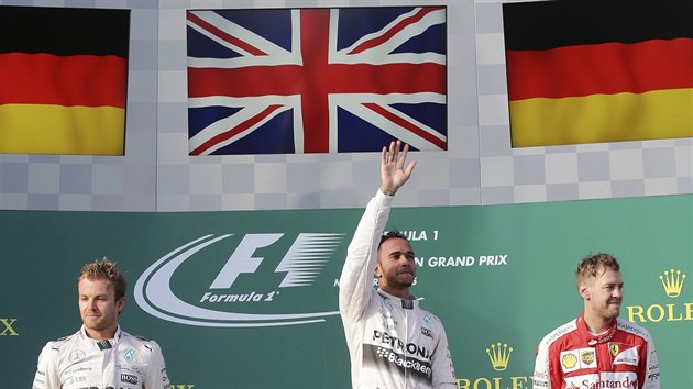 Lewis Hamilton zdraví po vítzství v Austrálii vé fanouky, druhý dojel Nico...