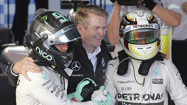 Lewis Hamilton (vpravo) vyhrl velkou cenu Austrlie, jeho tmov kolega Nico Rosberg (vlevo) zajistil stji Mercedes druhou pozici.
