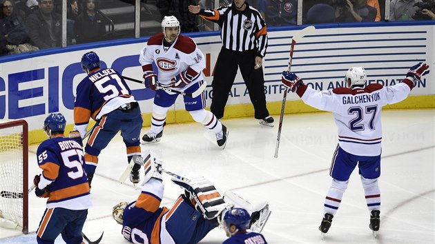 Michal Neuvirth, brank NY Islanders, le na led pekonn. Gl vstelil Tom Plekanec (14) z Montrealu.