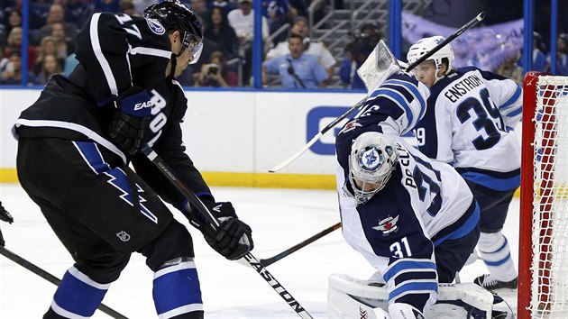 Ondej Pavelec hj branku Winnipegu ped pokusem Alexe Killorna z Tampa Bay.