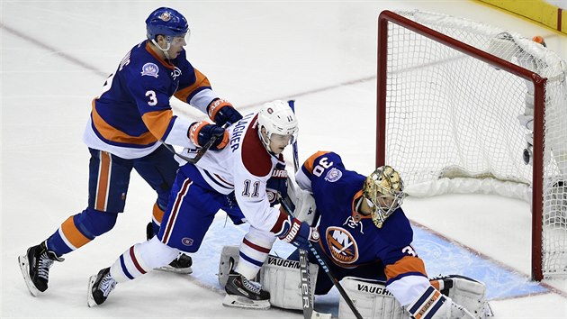 Michal Neuvirth z NY Rangers lapil puk ped Brendanem Gallagherem z Montrealu.