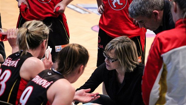 Romana Ptkov hovo bhem oddechovho asu k basketbalistkm Hradce Krlov.