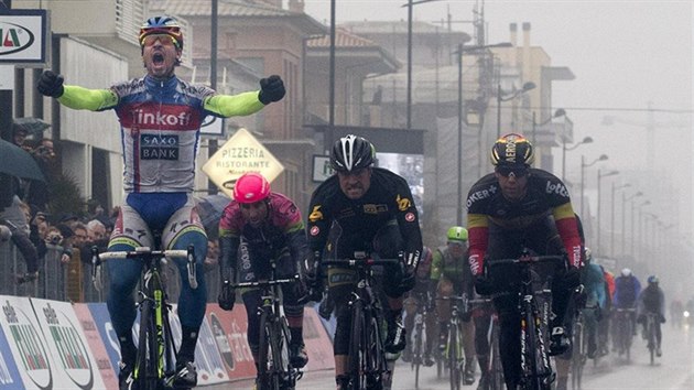 Peter Sagan se raduje z vítzství v esté etap závodu Tirreno-Adriatico.
