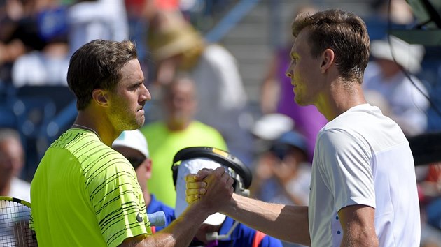 Tom Berdych (vpravo) pijm po zpase tetho kola v Indian Wells gratulace od Steva Johnsona.