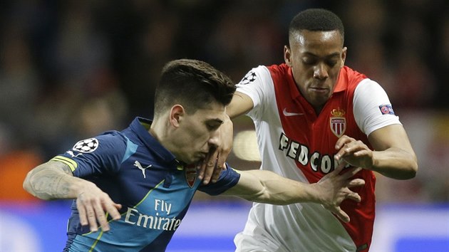 Hector Bellerin (vlevo) z Arsenalu a Anthony Martial z Monaka v souboji o m.