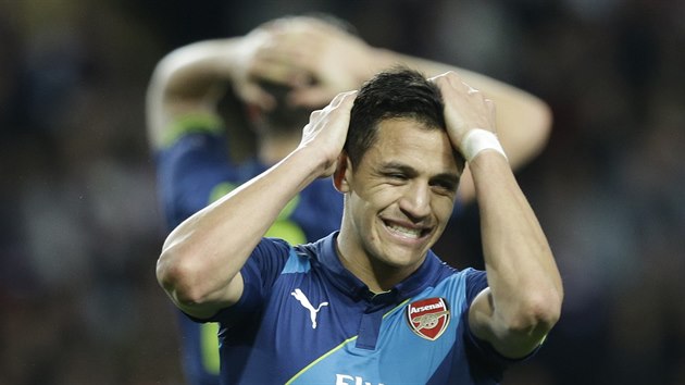 Alexis Sanchez z Arsenalu lituje zmaen glov ance proti Monaku.