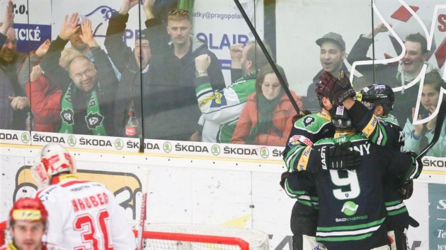 Mladobleslavští hokejisté se rafují z gólu, který padl do třinecké branky.