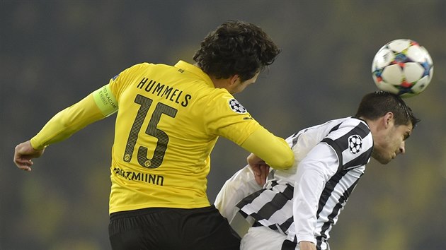 Mats Hummels (vlevo) z Dortmundu prohrv hlavikov souboj s Alvarem Moratou z Juventusu Turn.