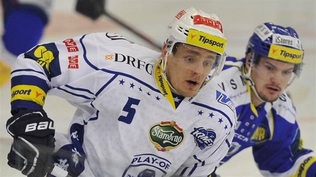 Tomá� Vondrá�ek (vlevo) z Komety Brno a Petr Holík ze Zlína v souboji o pozici.