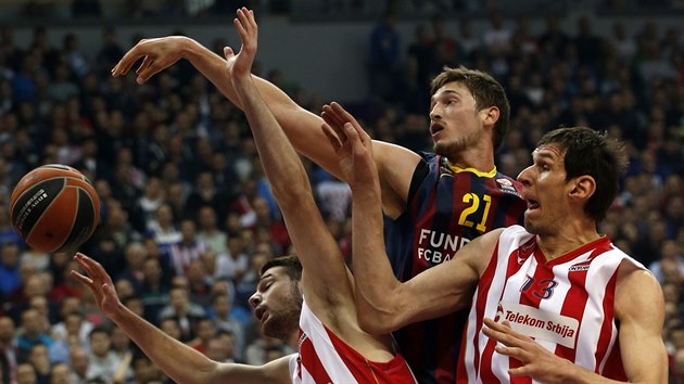 Tibor Pleiss (uprosted) z Barcelony v souboji s Markem Tejiem (vlevo) a Bobanem Marjanoviem z Crven zvezdy Blehrad.