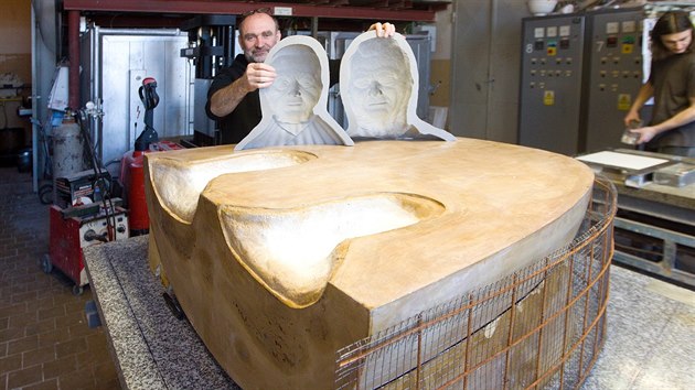 Skl Zdenk Lhotsk odlije sarkofg pro krlovnu podle modelu, kter mu zaslali z Dnska. V ruce dr silikonov otisky.