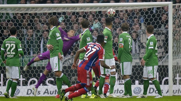 David Alaba (vpedu) z Bayernu Mnichov skruje z pmho kopu proti Werderu Brmy.